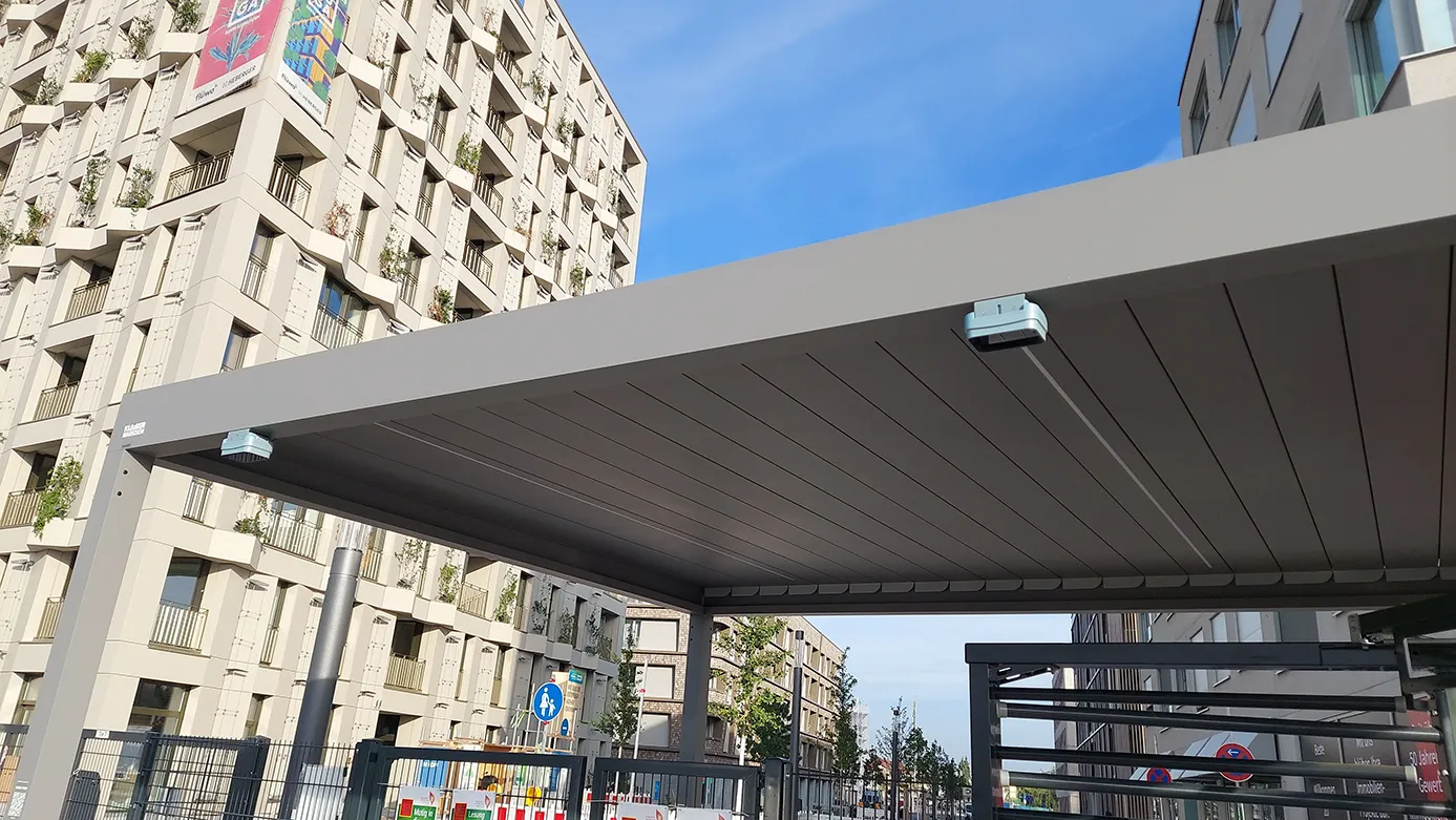 Beleuchtung einer modernen Parküberdachung