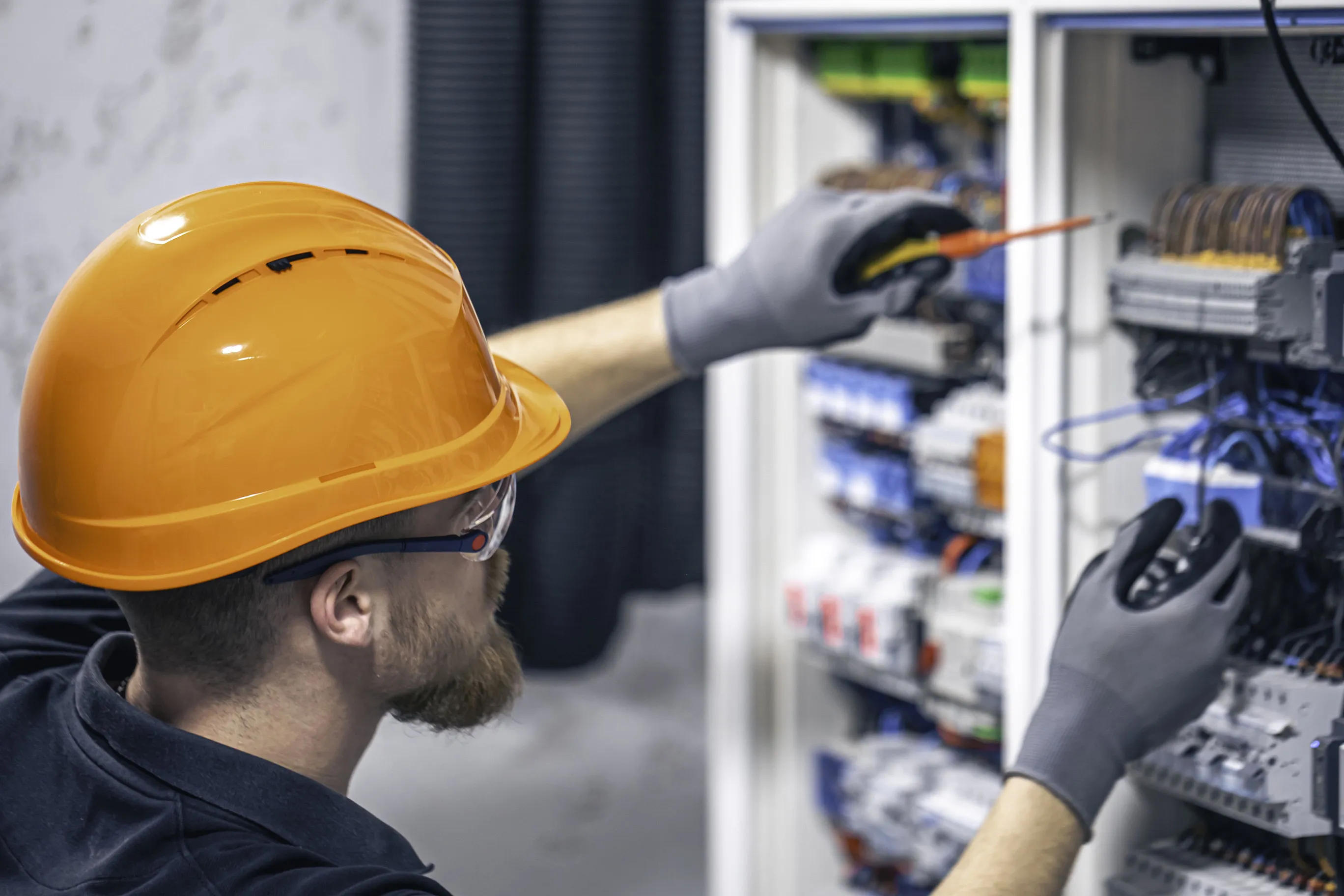 Elektriker bei der Montage eines Schaltschranks