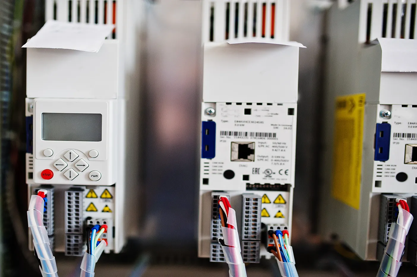 Elektroinstallation mit Sicherungskasten und Leitungen