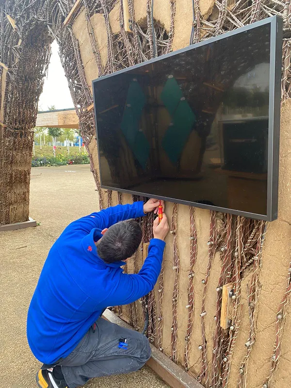 Mitarbeiter bei der Montage eines Fernsehers