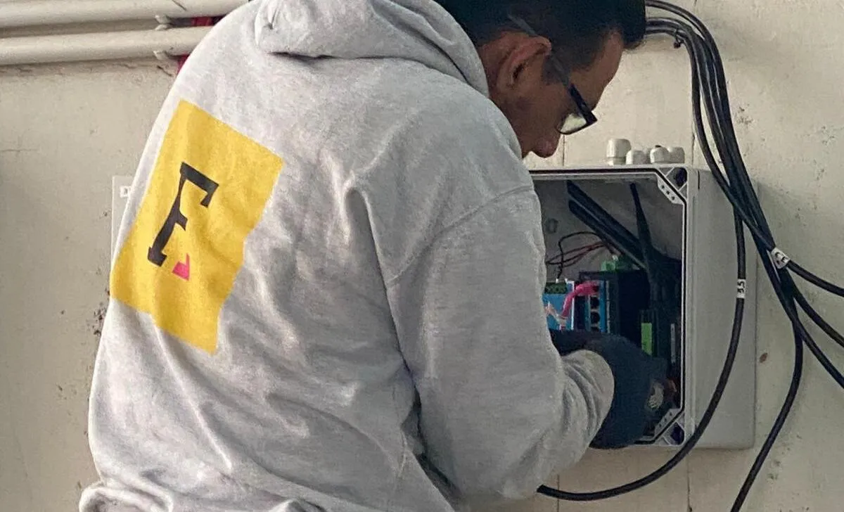 Mitarbeiter bei der Elektroinstallation