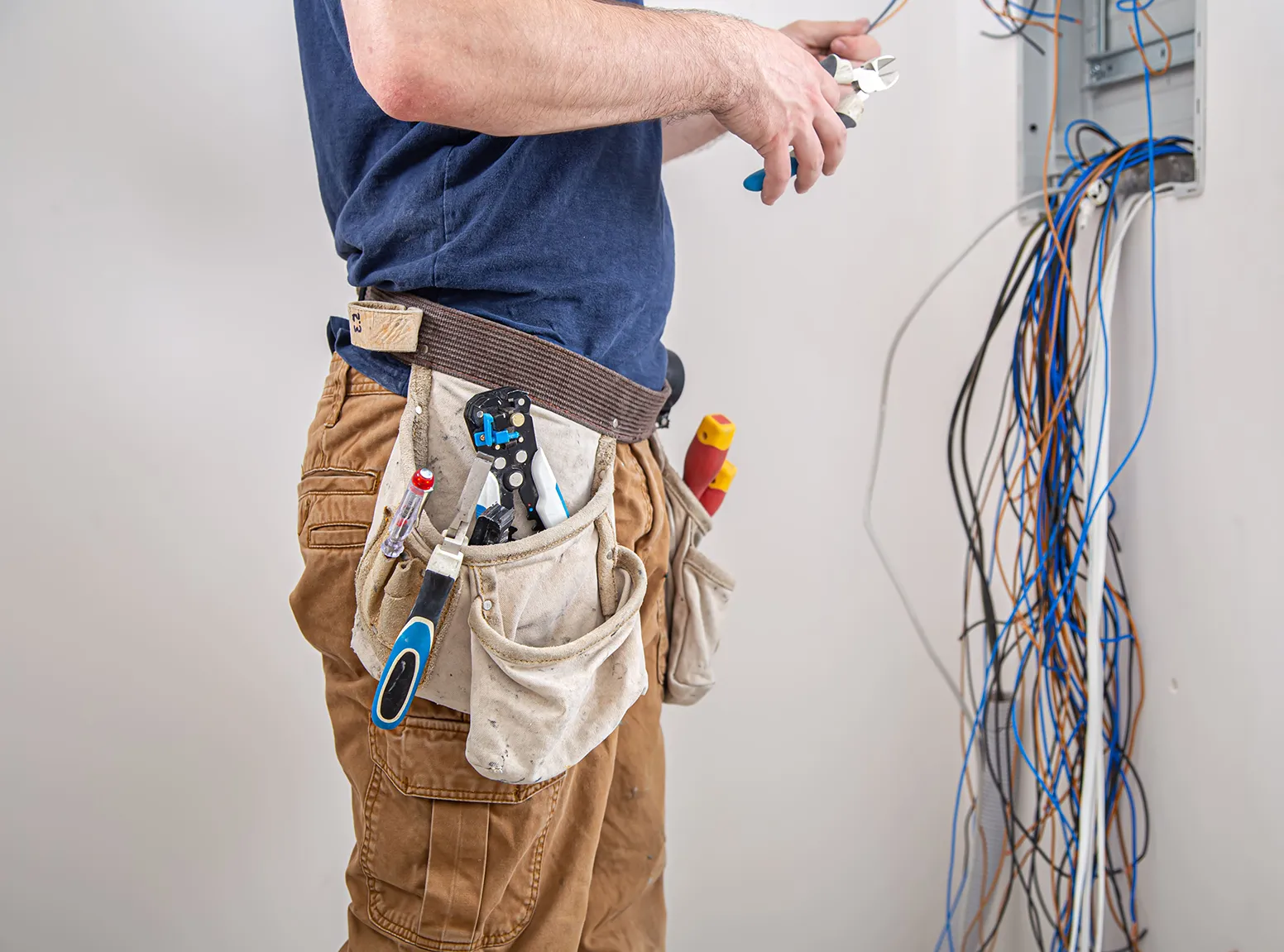 Elektriker bei der Installation von Kabeln und elektrischen Leitungen