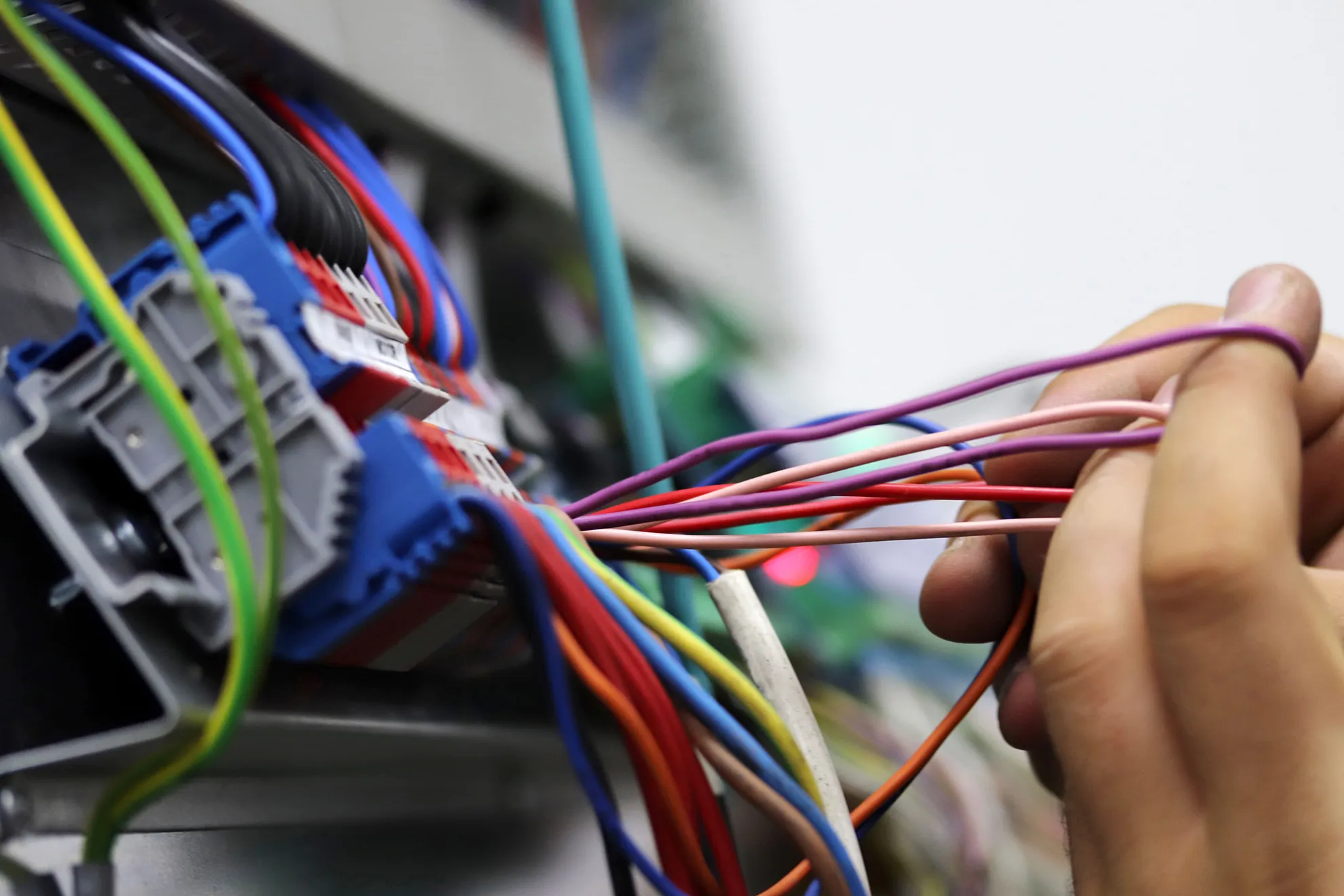 Elektrische Verkabelung mit verschiedenen Kabeln