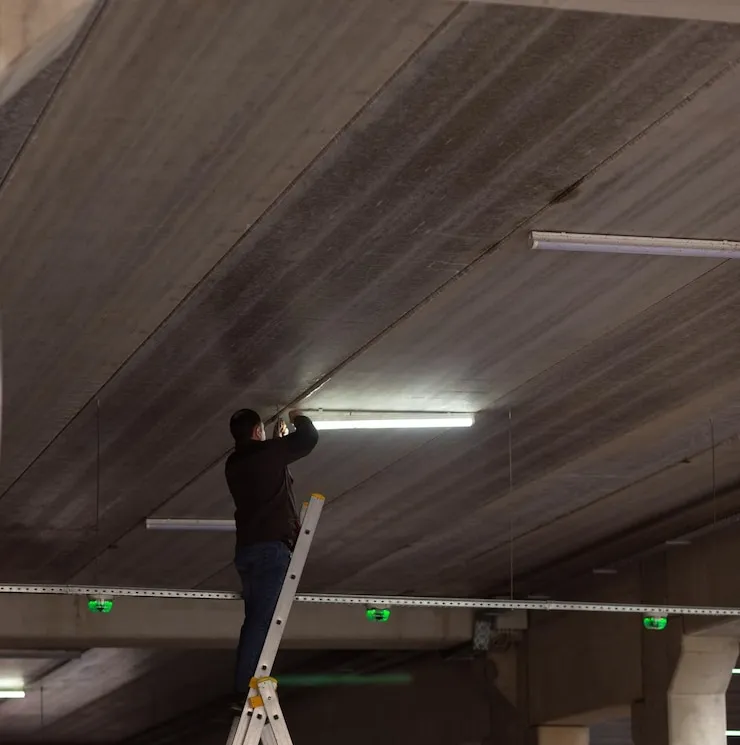 Elektriker bei der Installation einer Beleuchtung
