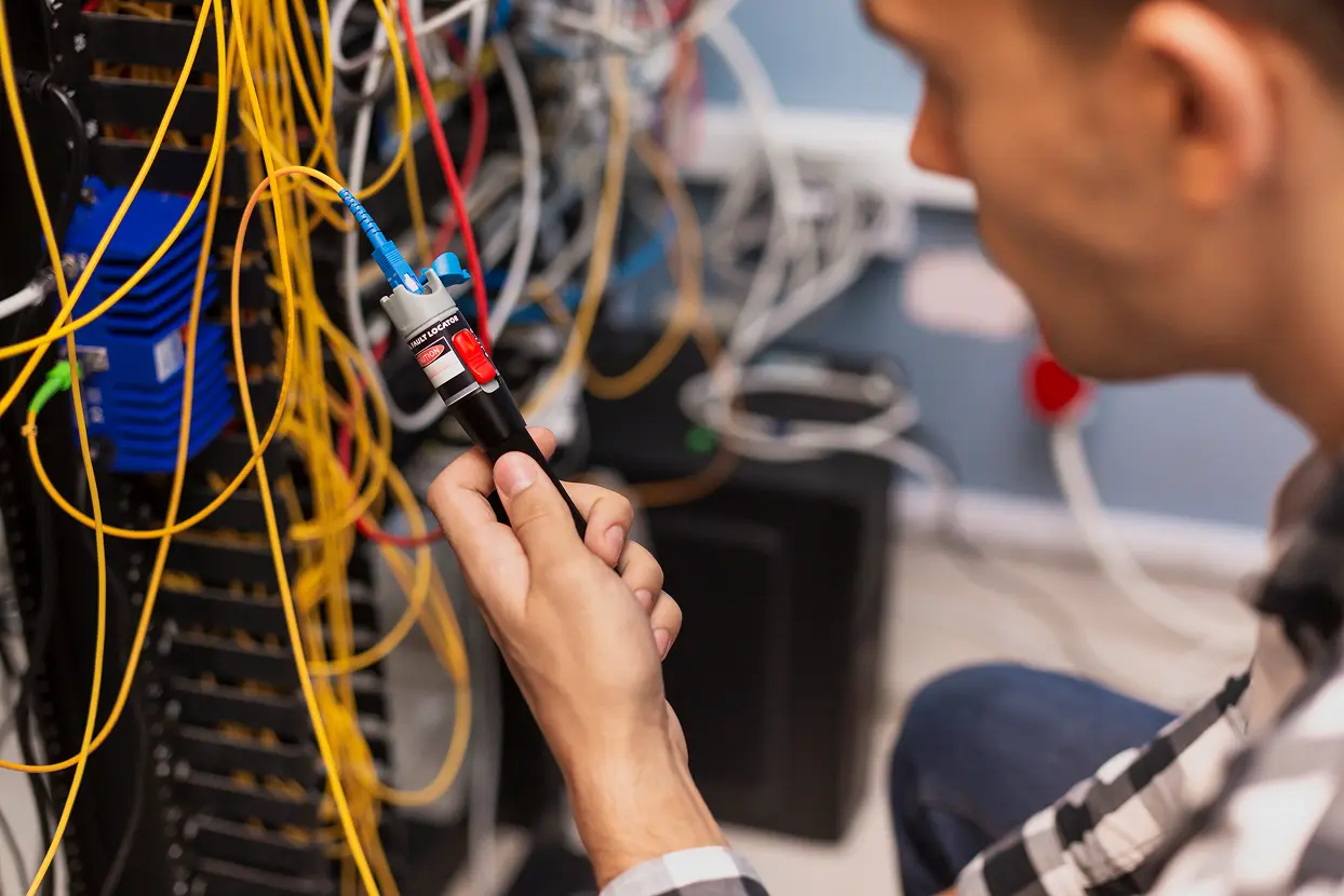 Ingenieur bei der Arbeit an einem Serversystem