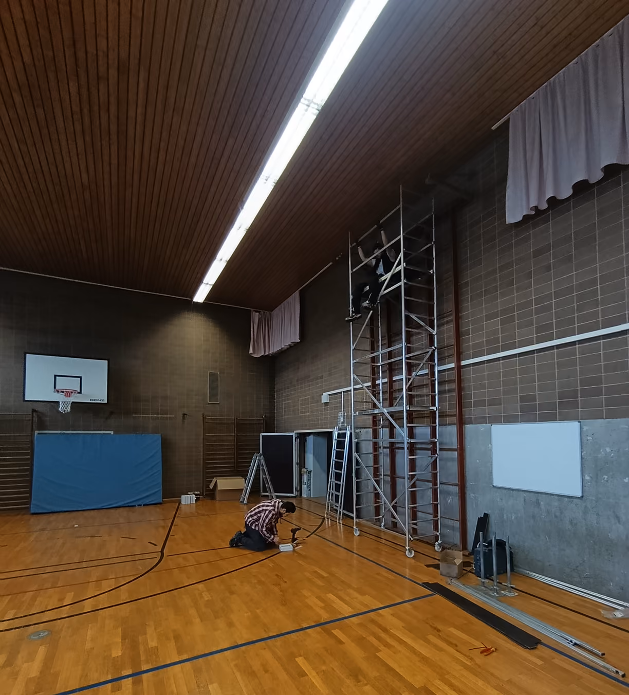 Elektroinstallation in einer Sporthalle