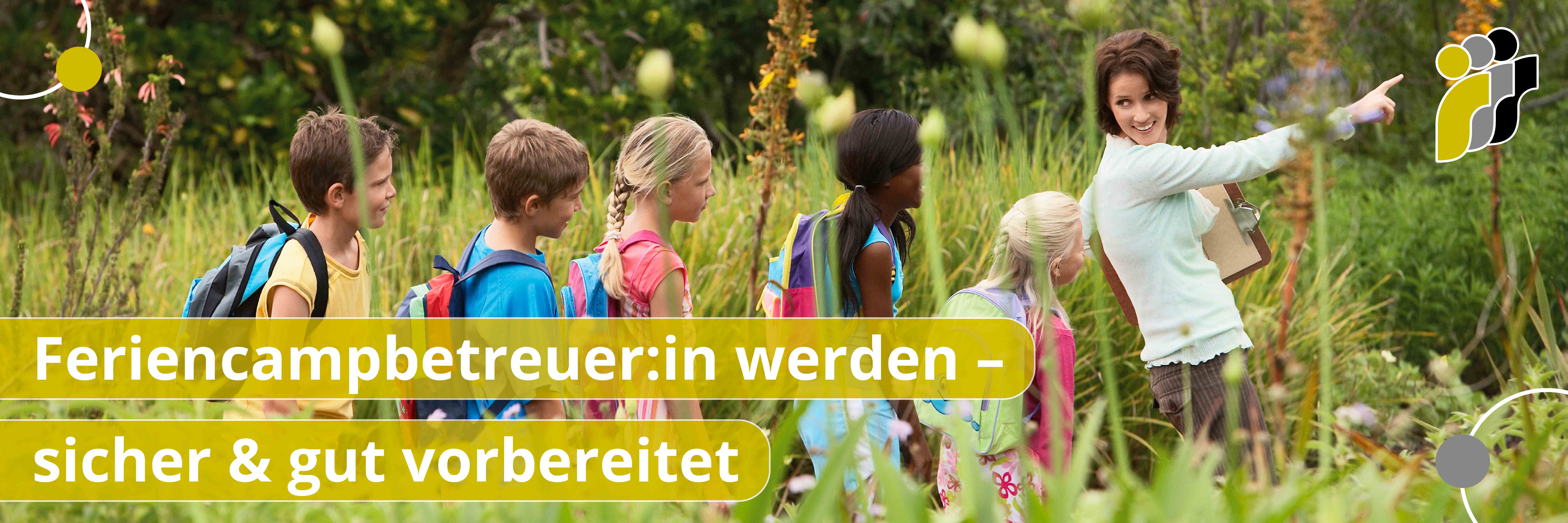Eine Frau zeigt mit einem Klemmbrett im Arm in ein Feld, während fünf Kinder mit Rucksäcken ihr aufmerksam folgen. Mit dem Text "Feriencampbetreuer:in werden - sicher & gut vorbereitet"