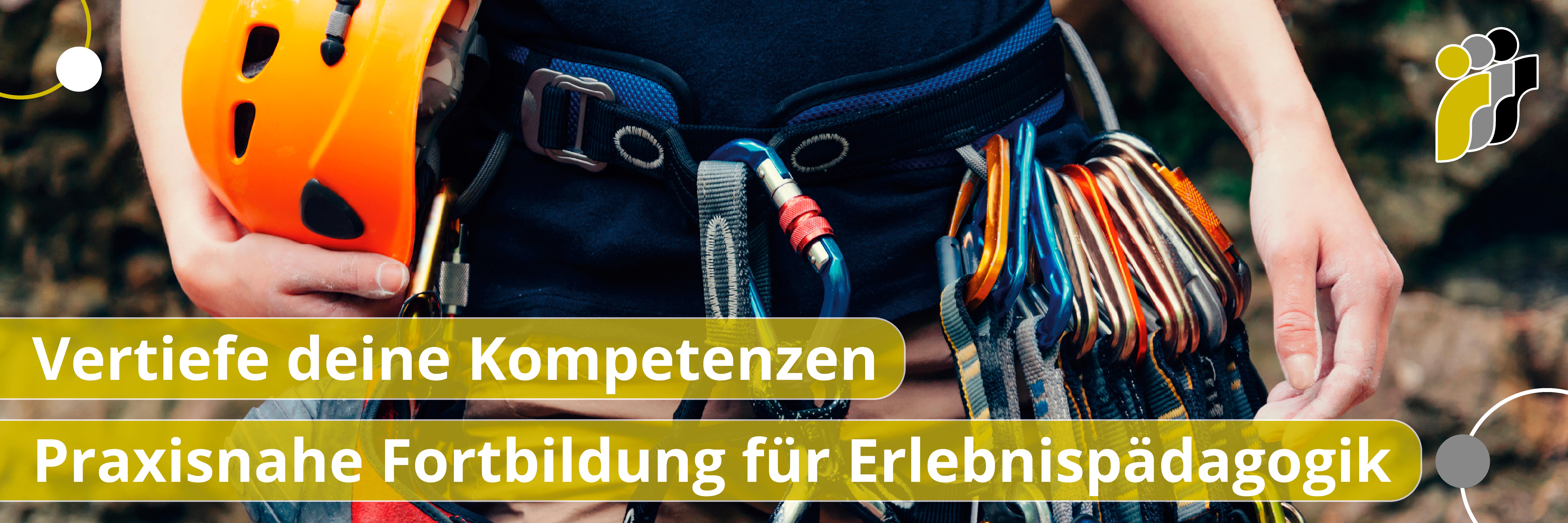 Nahaufnahme einer Person mit Klettergurt und orangefarbenem Helm in der linken Hand, mit dem Text ‚Vertiefe deine Kompetenzen Praxisnahe Fortbildung für Erlebnispädagogik‘.