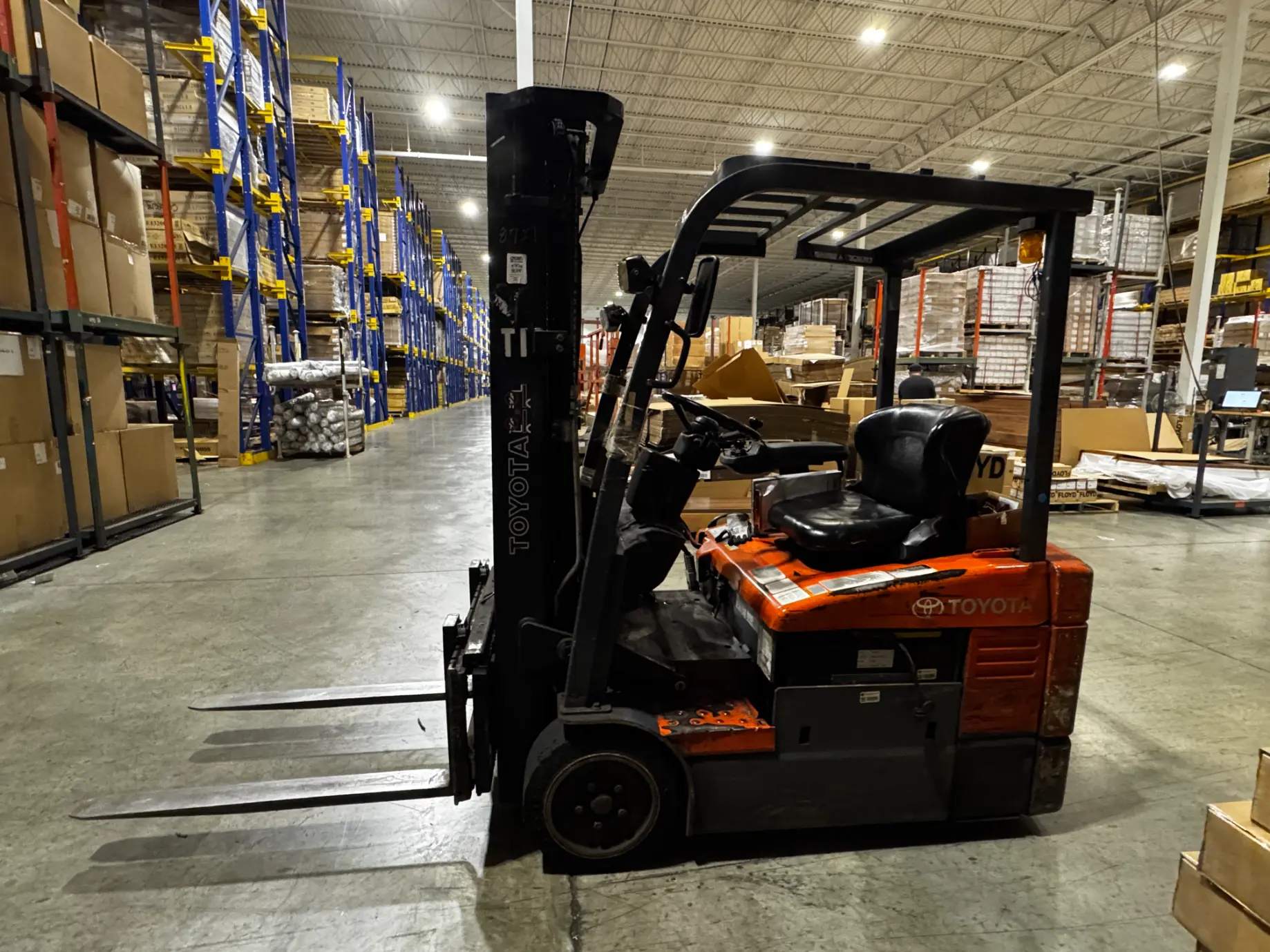 Toyota 7FBEU18 3-wheel electric forklift – Rize Home surplus auction, Solon OH