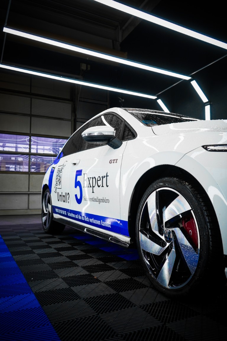 Kfz Gutachter bei der Arbeit 2