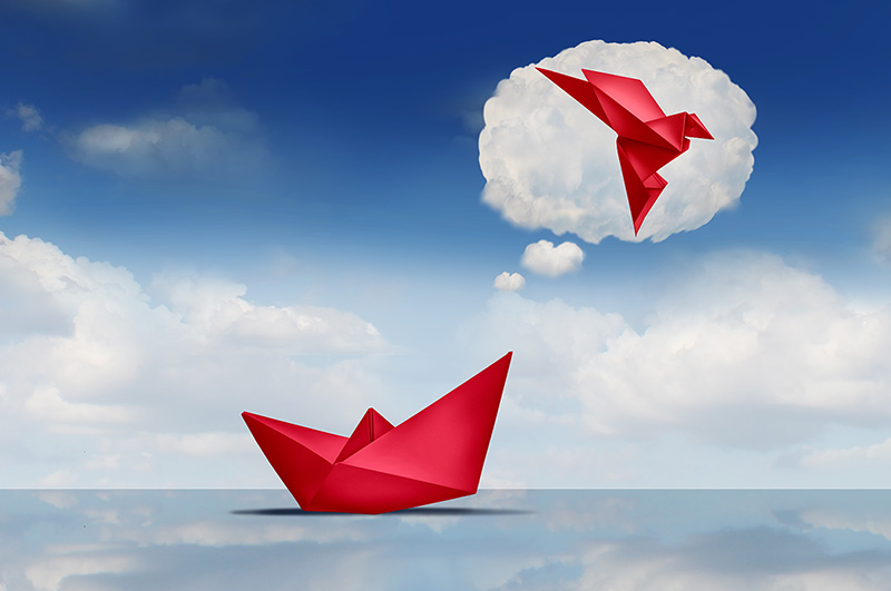 Rode papieren boot die omhoogkijkt naar een vogel in de wolken – symbool voor groei, ambitie en zelfstandigheid in de logopedie.