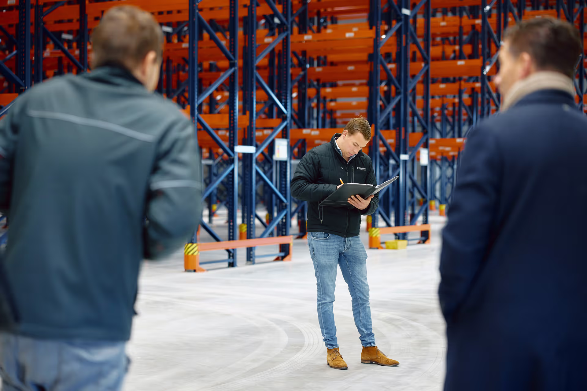 In het magazijn aan het werk