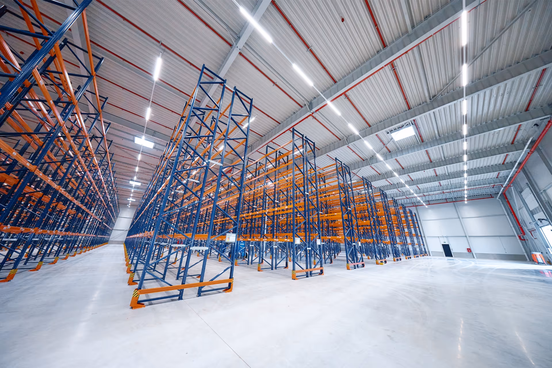 Large industrial hall showcasing high-performance steel construction.