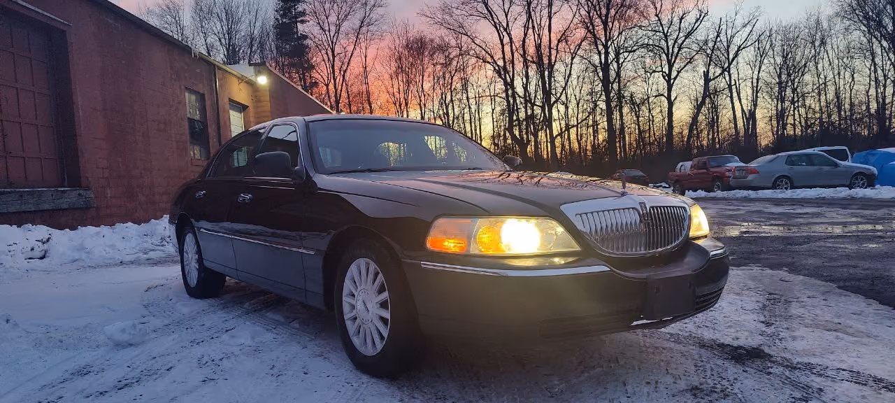 2003 Lincoln Town Car Executive Sedan 4D