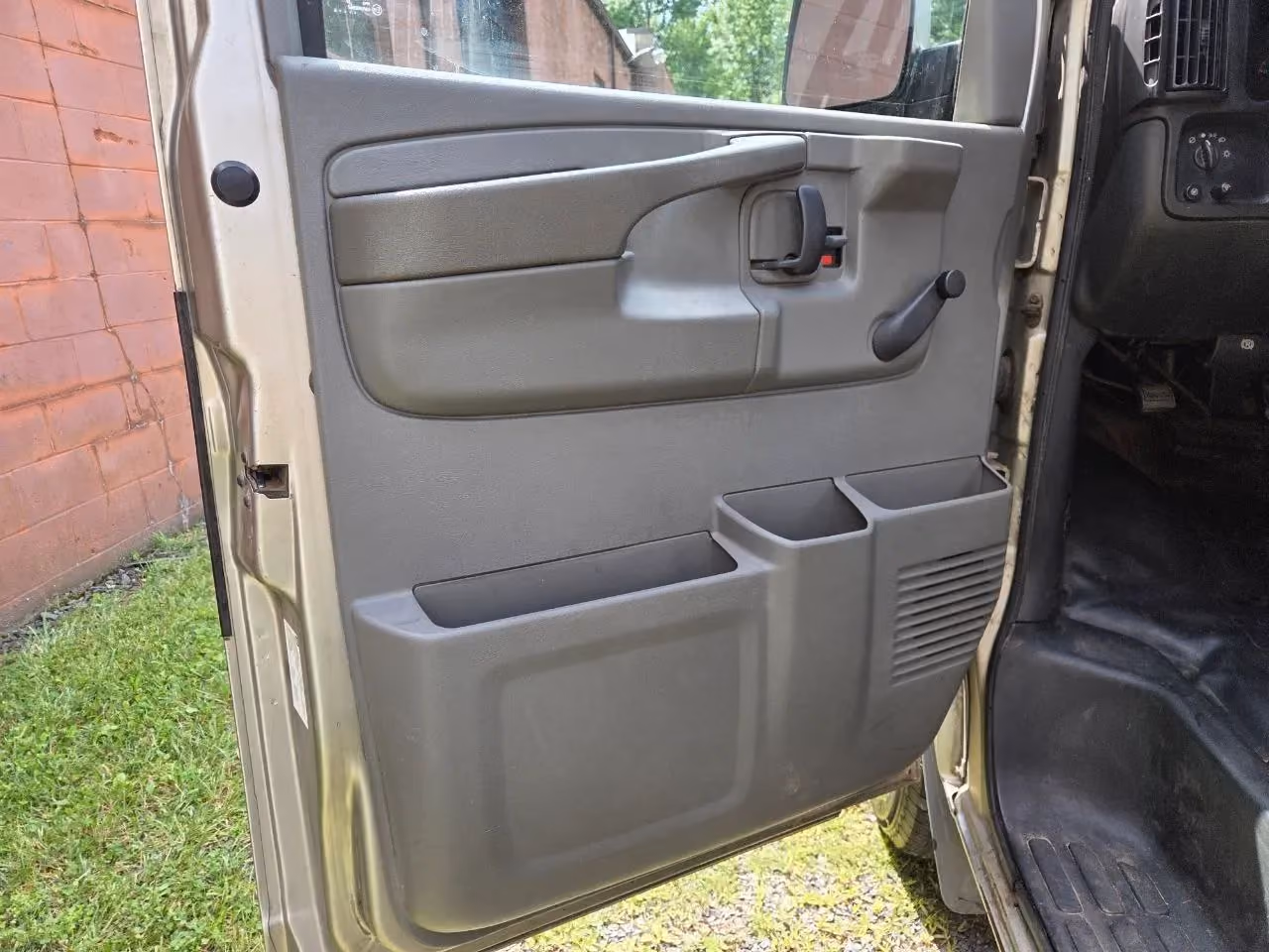 2003 Chevrolet Express 2500 Cargo — photo 12 of 23