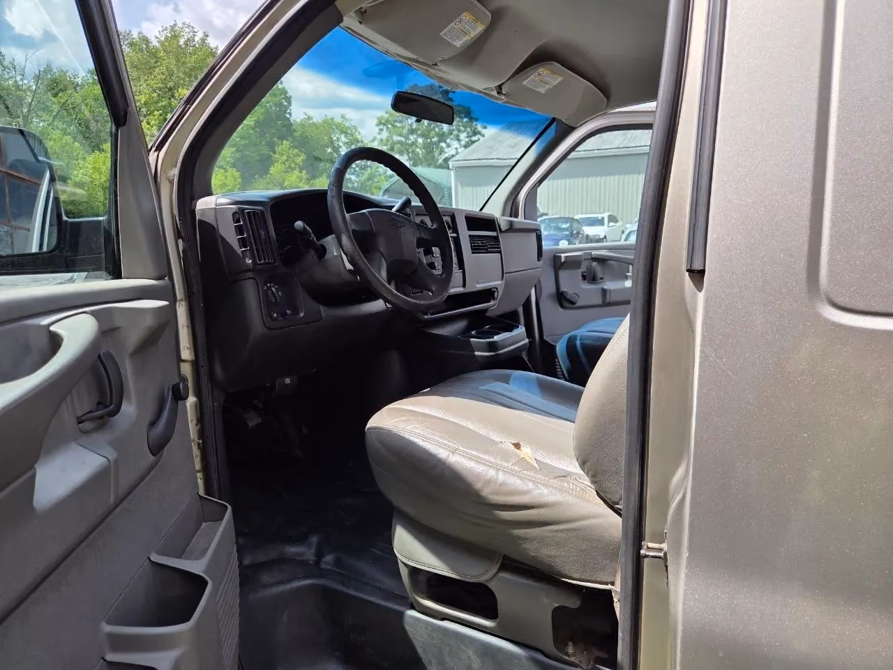 2003 Chevrolet Express 2500 Cargo — photo 5 of 23