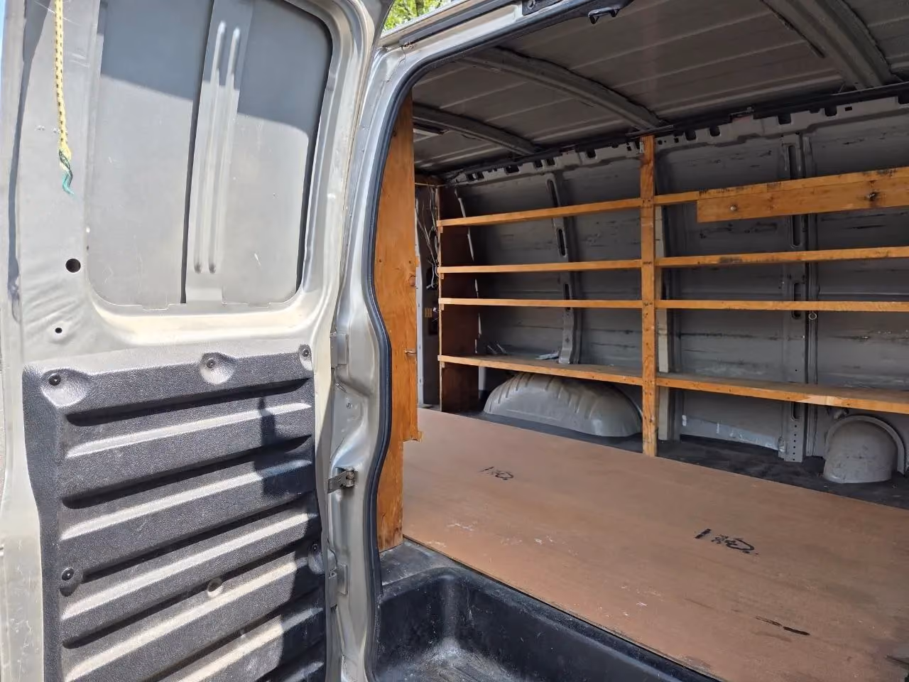 2003 Chevrolet Express 2500 Cargo — photo 16 of 23