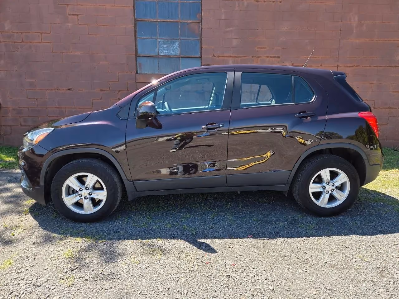 2021 Chevrolet Trax LS Sport Utility 4D — photo 2 of 19