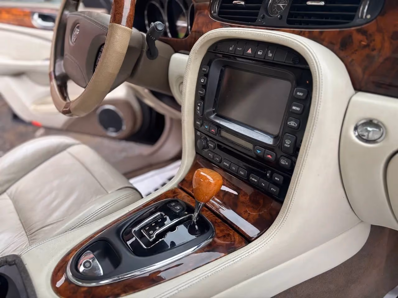 2005 Jaguar XJ XJ Vanden Plas Sedan 4D — photo 17 of 26