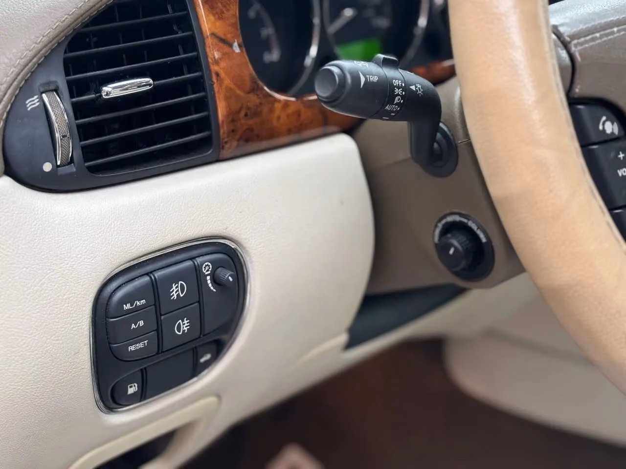 2005 Jaguar XJ XJ Vanden Plas Sedan 4D — photo 20 of 26