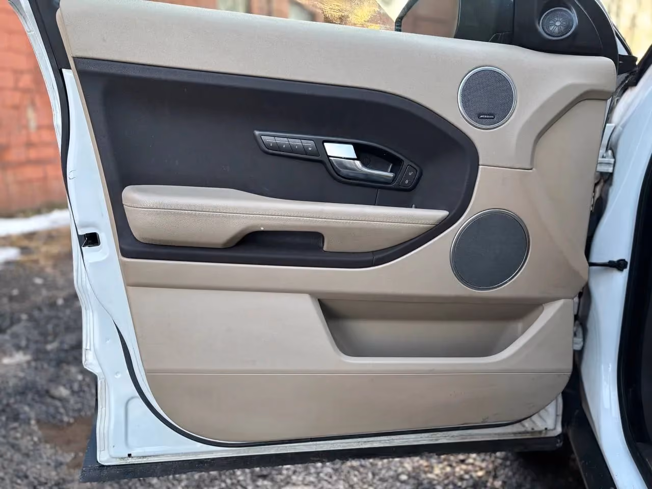 2015 Land Rover Range Rover Evoque Pure Plus Sport Utility 4D — photo 17 of 31