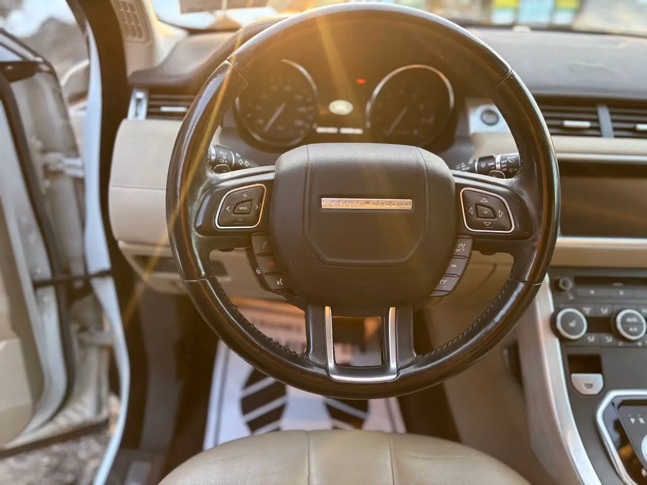 2015 Land Rover Range Rover Evoque Pure Plus Sport Utility 4D — photo 15 of 31