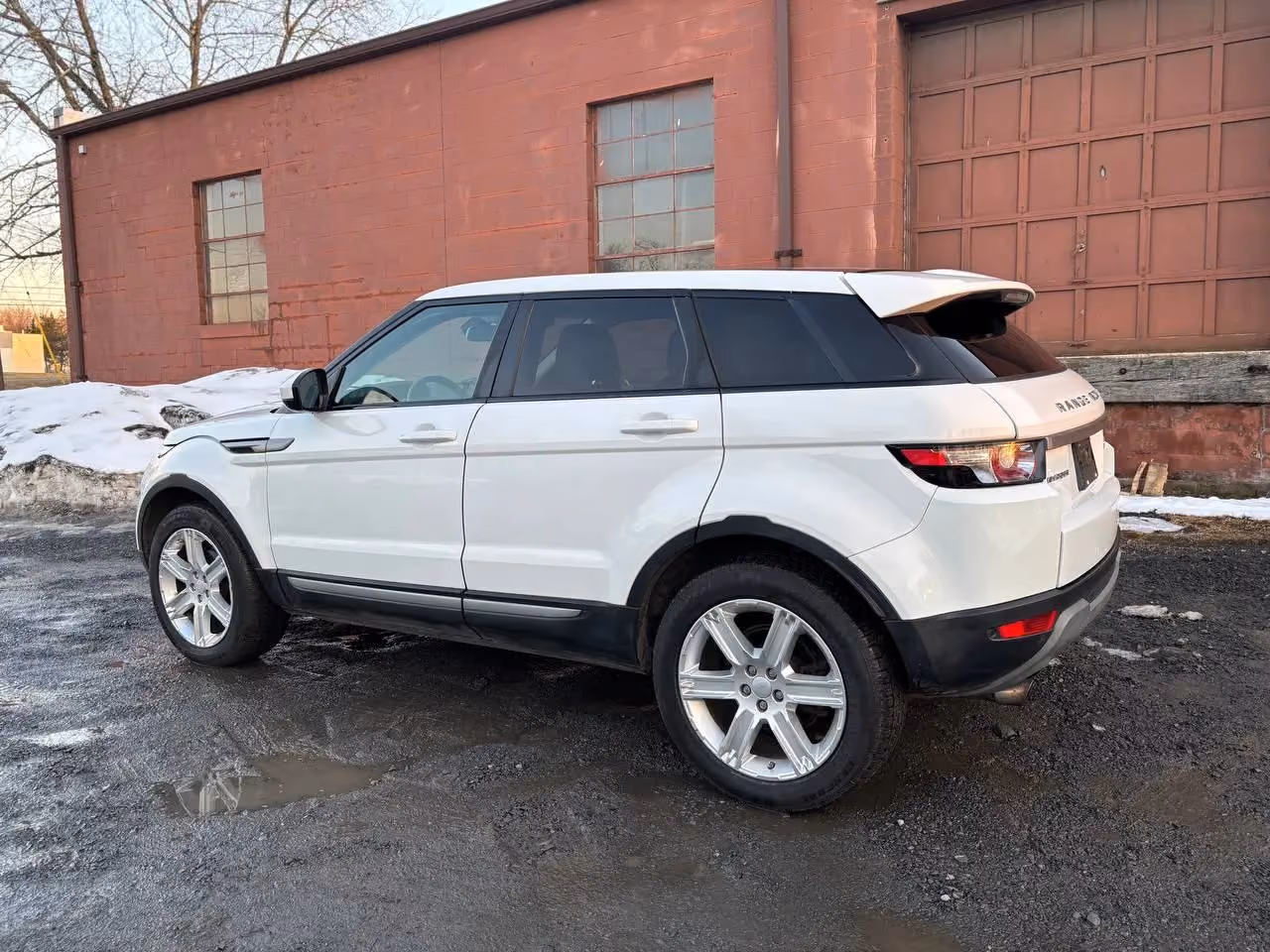 2015 Land Rover Range Rover Evoque Pure Plus Sport Utility 4D — photo 8 of 31