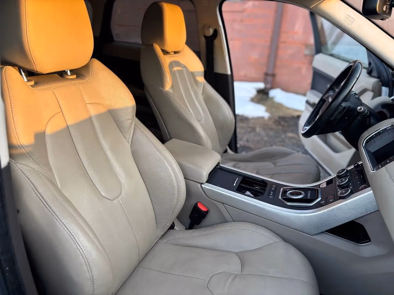 2015 Land Rover Range Rover Evoque Pure Plus Sport Utility 4D — photo 20 of 31