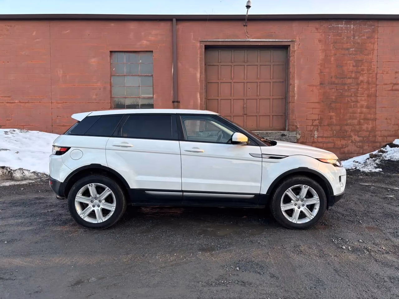 2015 Land Rover Range Rover Evoque Pure Plus Sport Utility 4D — photo 5 of 31