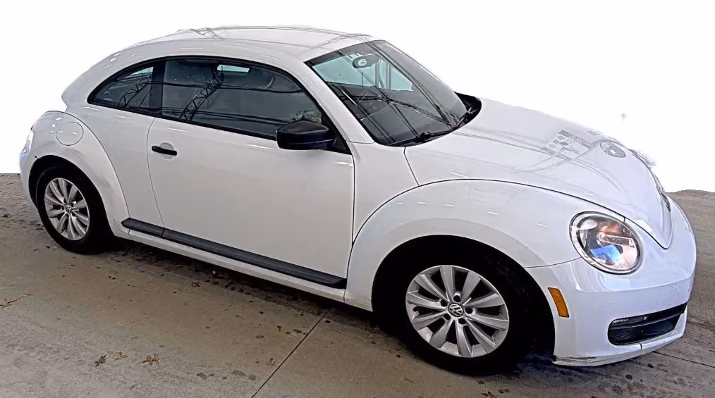 2015 Volkswagen Beetle 1.8T Classic Hatchback 2D — photo 2 of 4