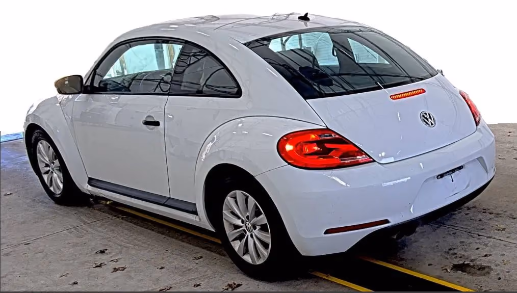 2015 Volkswagen Beetle 1.8T Classic Hatchback 2D — photo 4 of 4