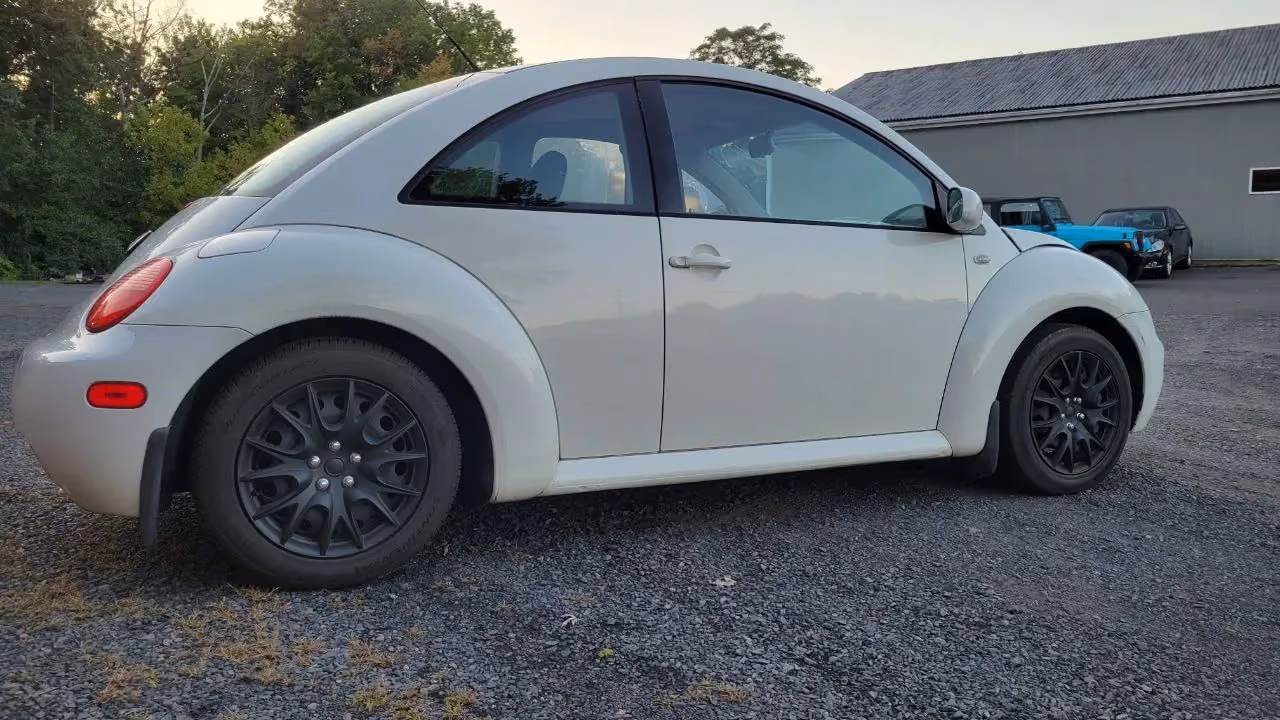 2001 Volkswagen New Beetle GLS Hatchback 2D — photo 3 of 7
