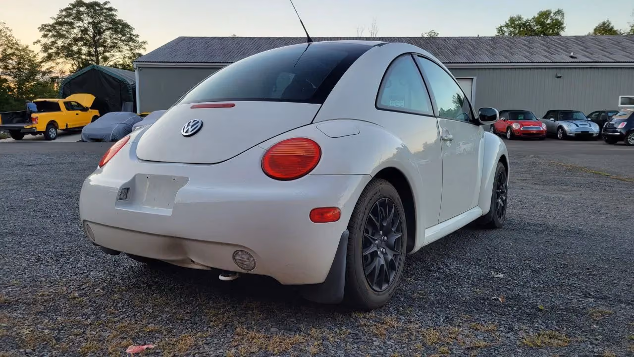 2001 Volkswagen New Beetle GLS Hatchback 2D — photo 2 of 7