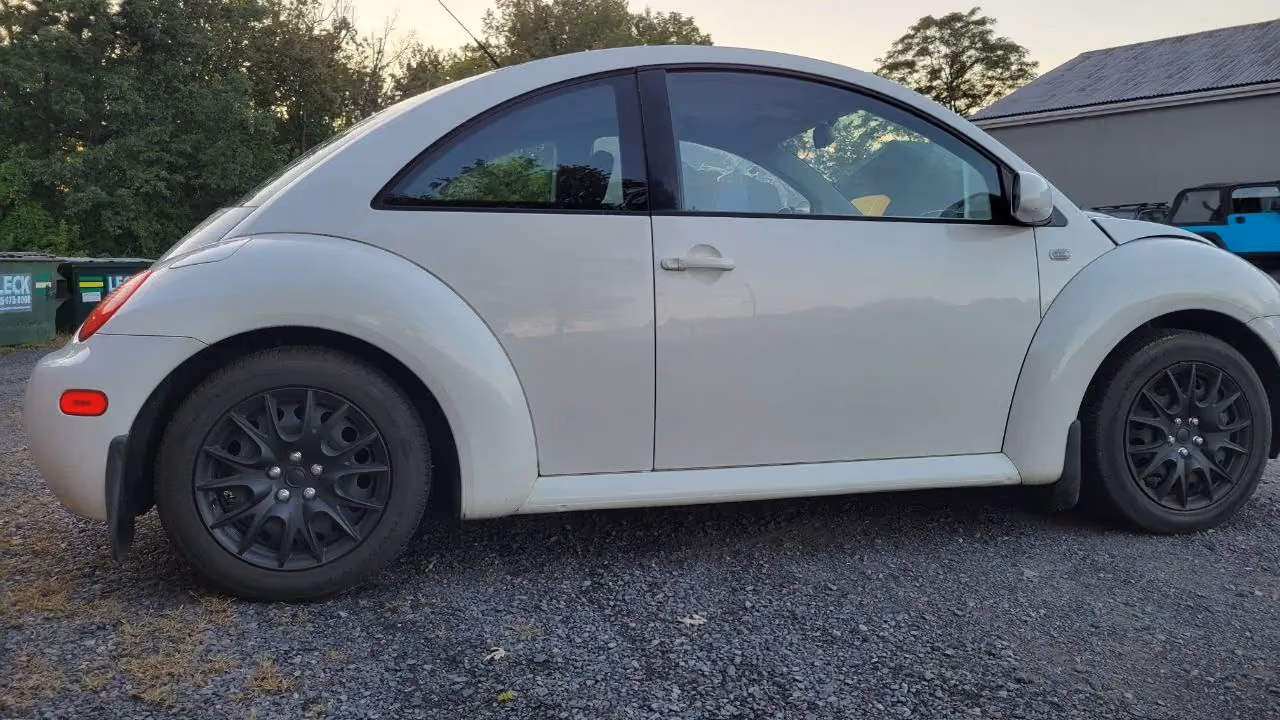 2001 Volkswagen New Beetle GLS Hatchback 2D — photo 4 of 7