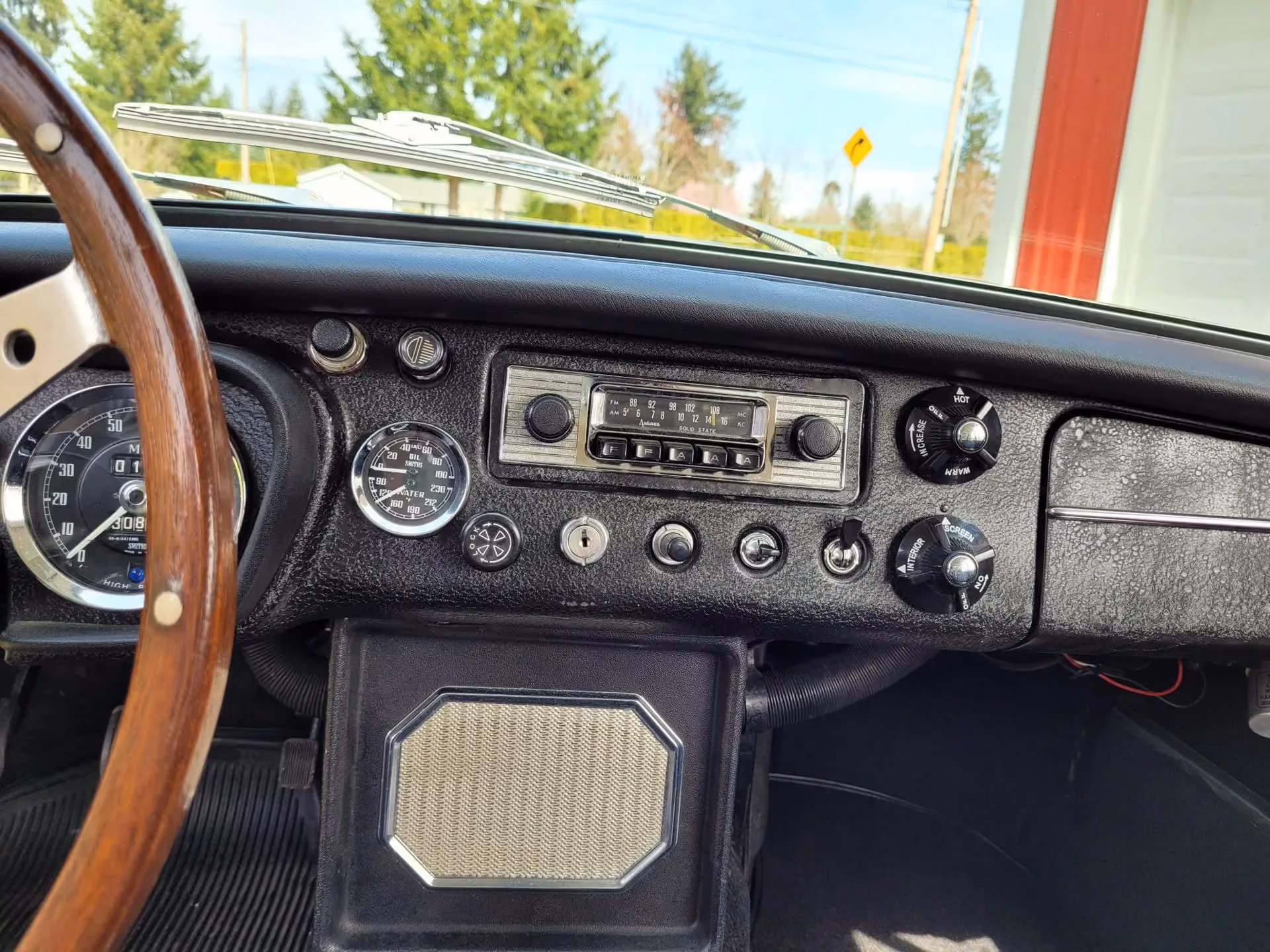 1967 MG MGB GT — photo 4 of 20