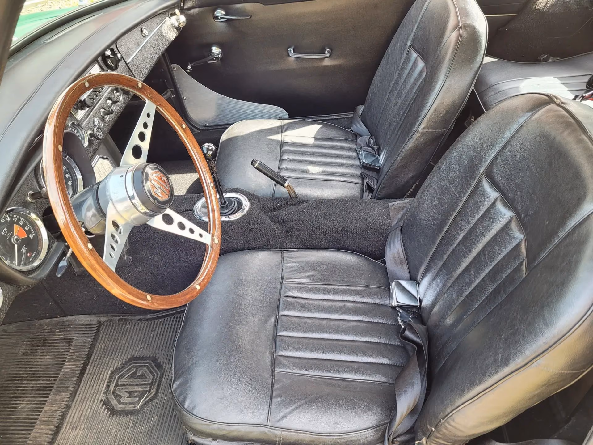 1967 MG MGB GT — photo 10 of 20