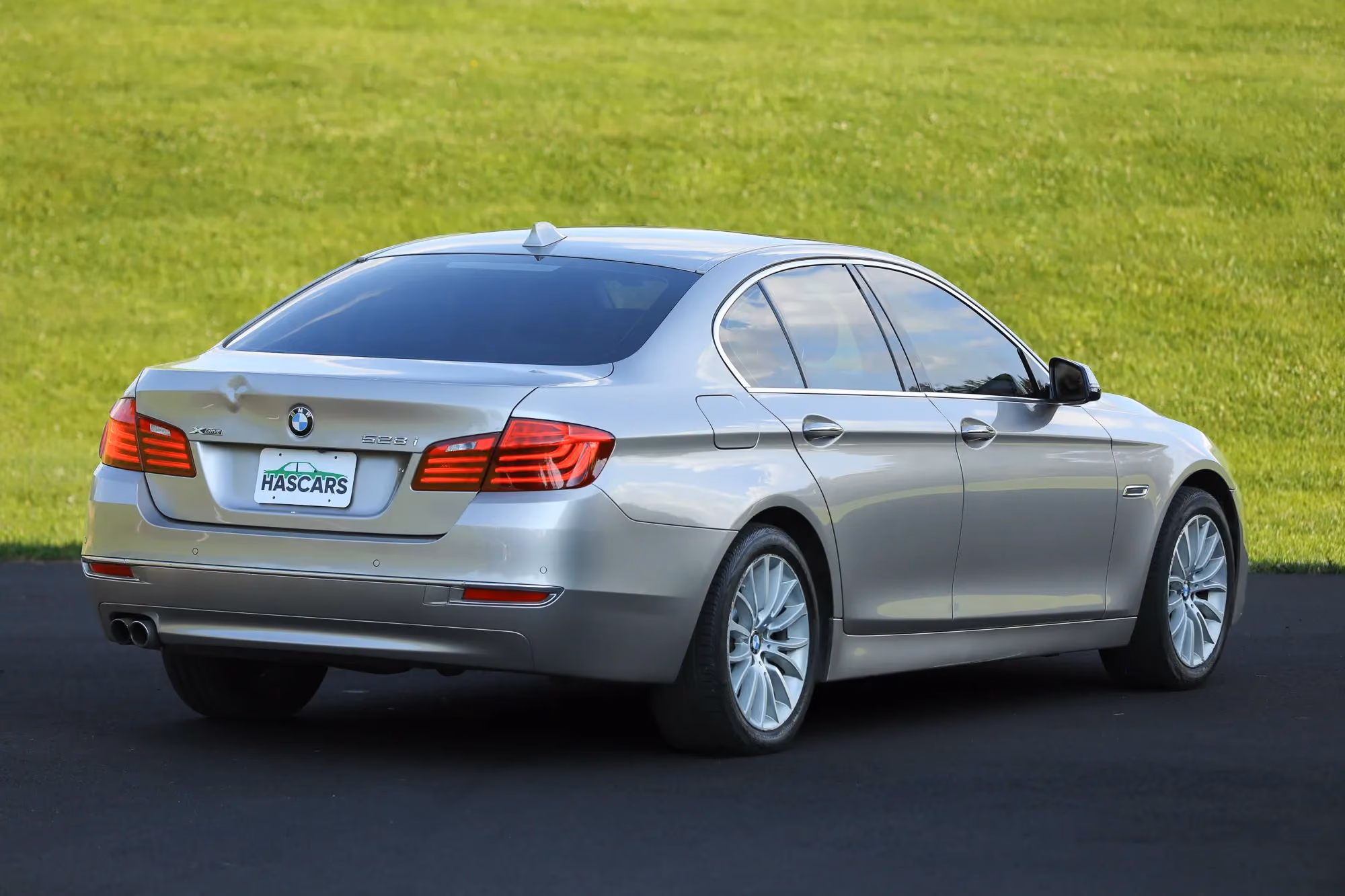 2016 BMW 5 Series 528i xDrive Sedan 4D — photo 11 of 18