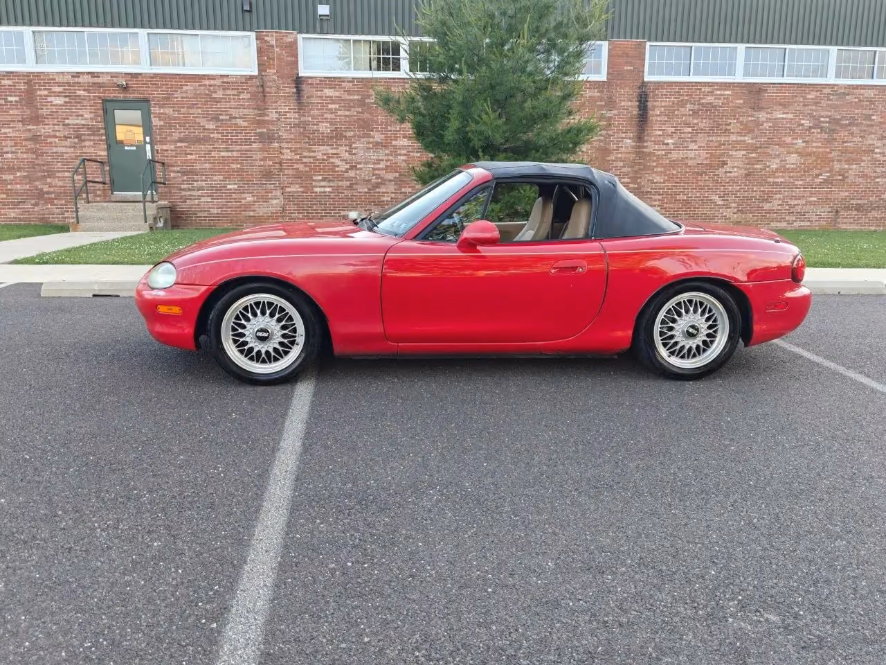 1999 MAZDA MX-5 Miata Convertible 2D — photo 3 of 52