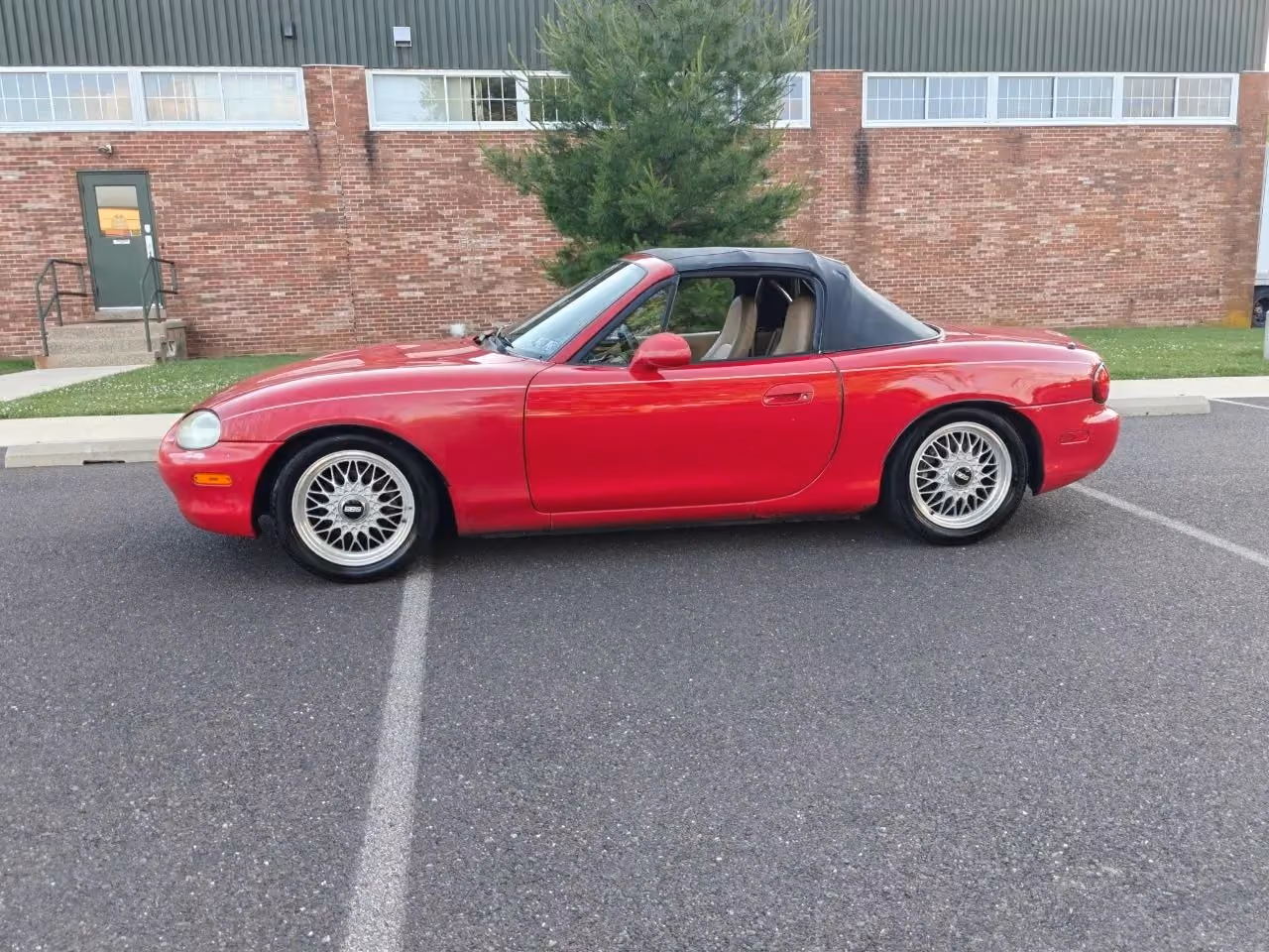 1999 MAZDA MX-5 Miata Convertible 2D — photo 5 of 52