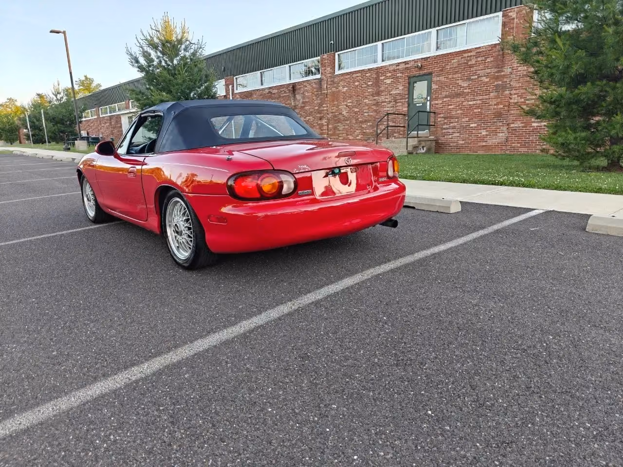 1999 MAZDA MX-5 Miata Convertible 2D — photo 6 of 52