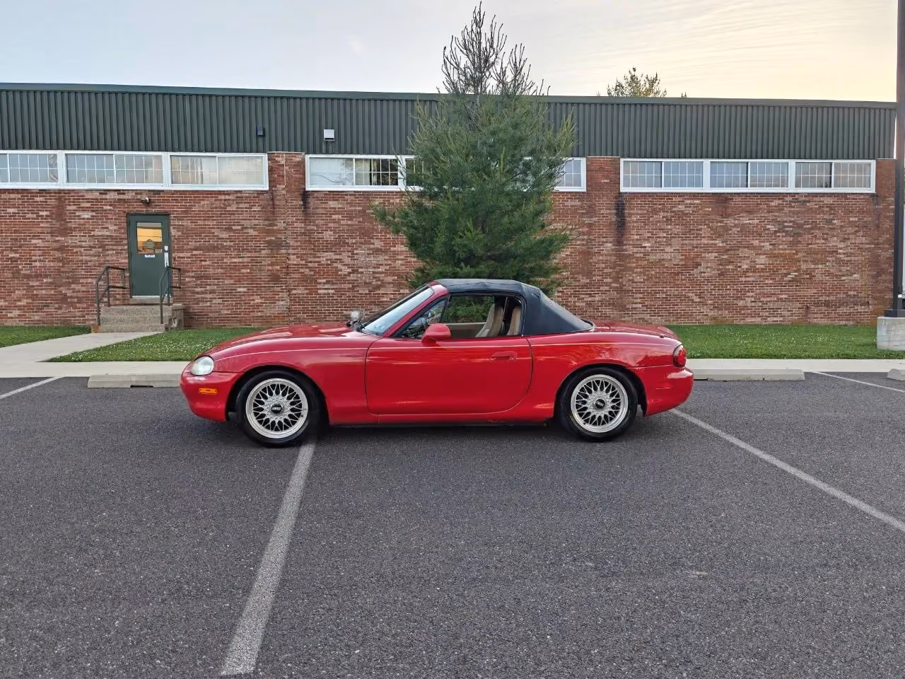 1999 MAZDA MX-5 Miata Convertible 2D — photo 2 of 52