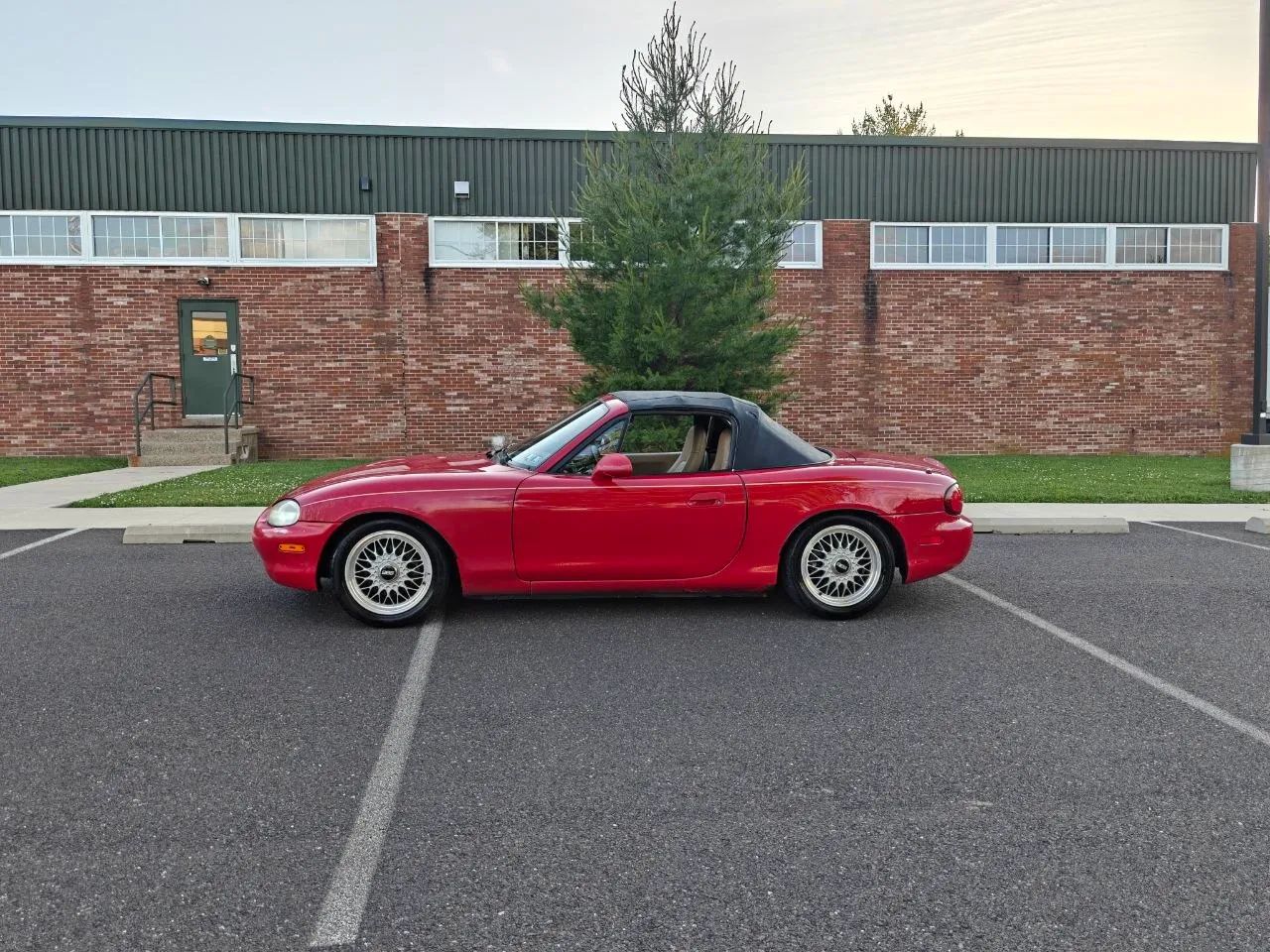 1999 MAZDA MX-5 Miata Convertible 2D — photo 2 of 52