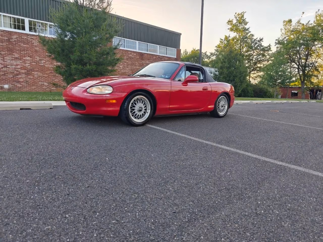 1999 MAZDA MX-5 Miata Convertible 2D — photo 10 of 52