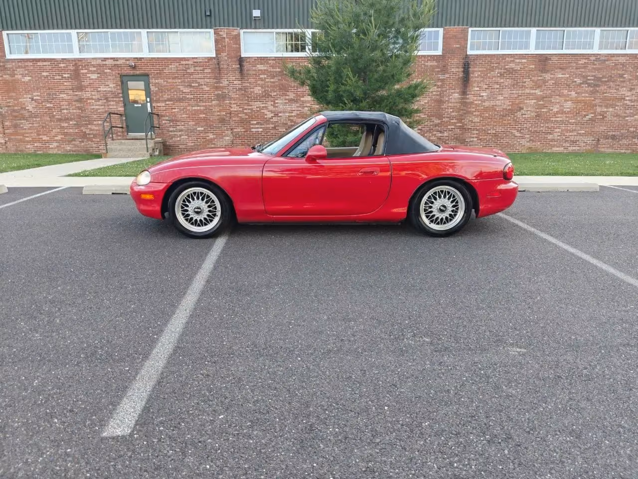 1999 MAZDA MX-5 Miata Convertible 2D — photo 16 of 52