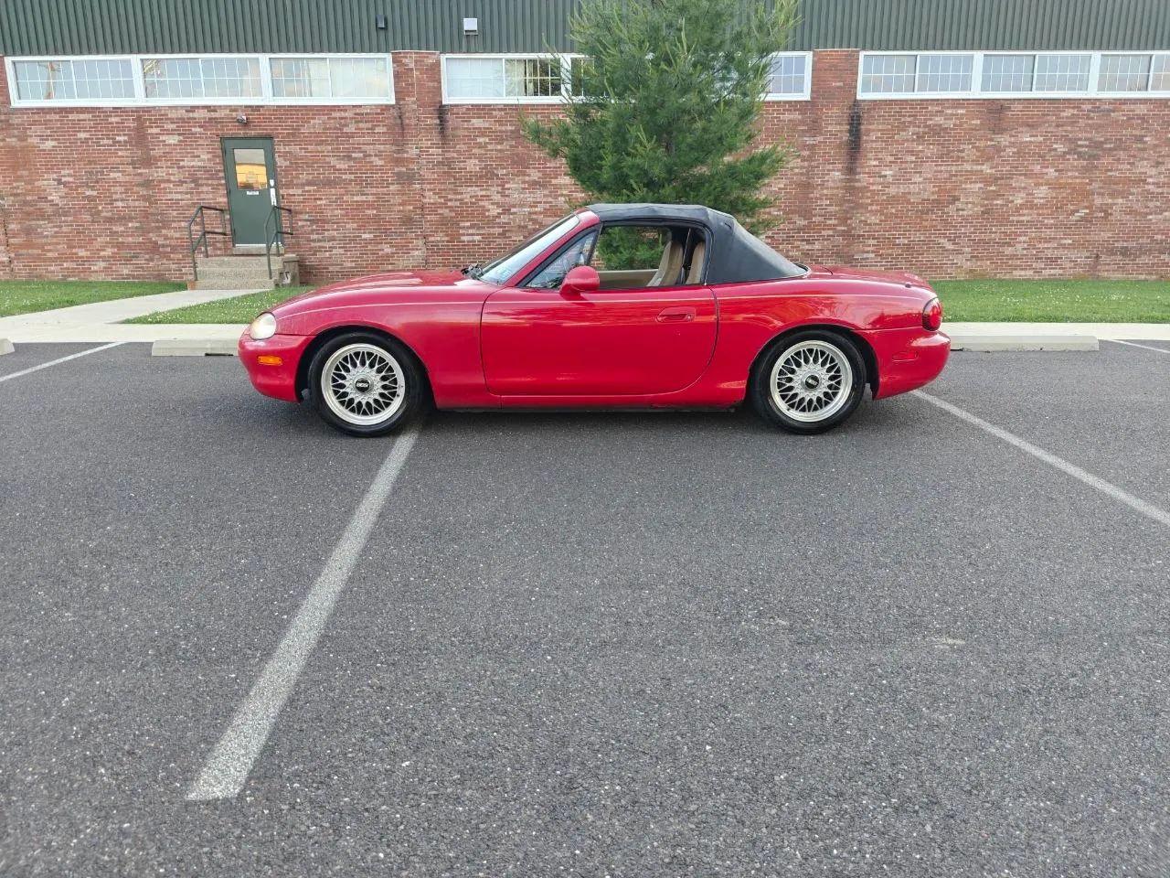 1999 MAZDA MX-5 Miata Convertible 2D — photo 16 of 52