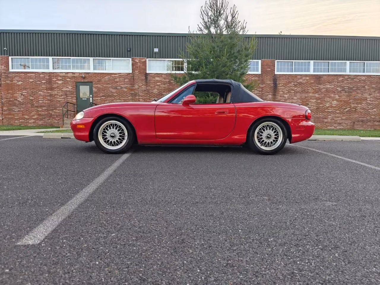 1999 MAZDA MX-5 Miata Convertible 2D — photo 12 of 52