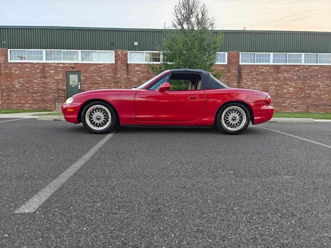 1999 MAZDA MX-5 Miata Convertible 2D — photo 12 of 52