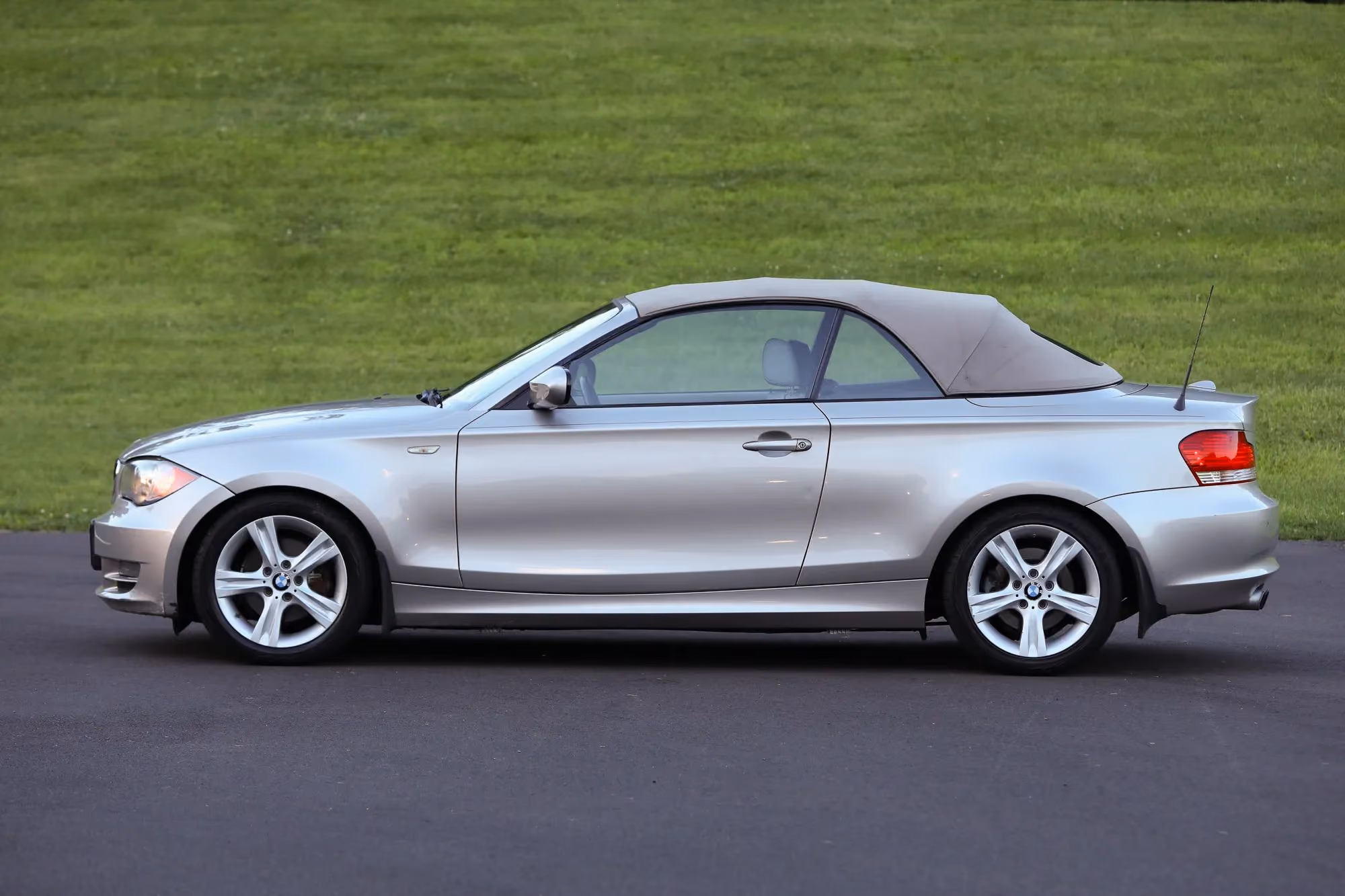 2010 BMW 1 Series 128i Convertible 2D — photo 17 of 48