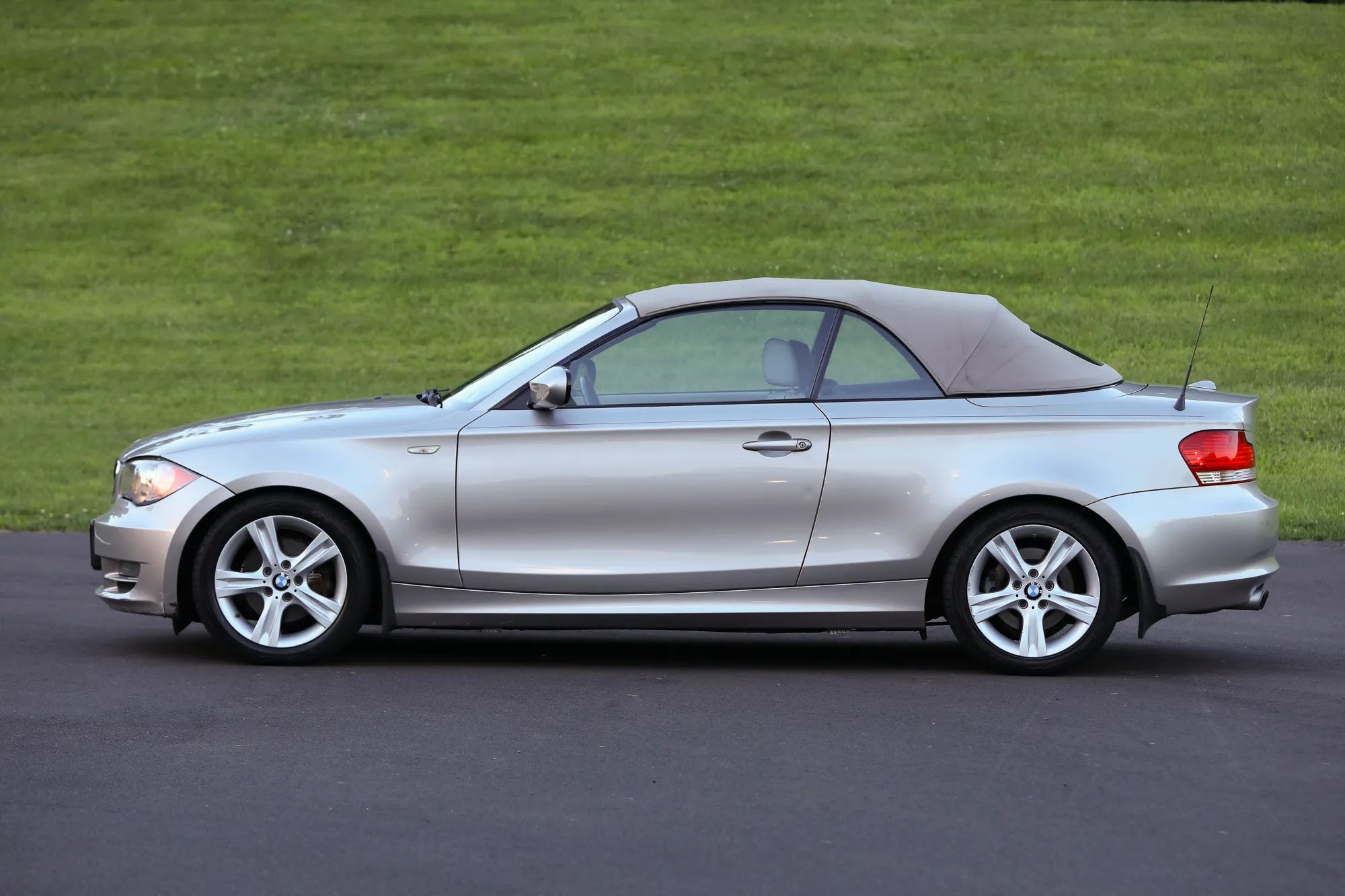 2010 BMW 1 Series 128i Convertible 2D — photo 17 of 48