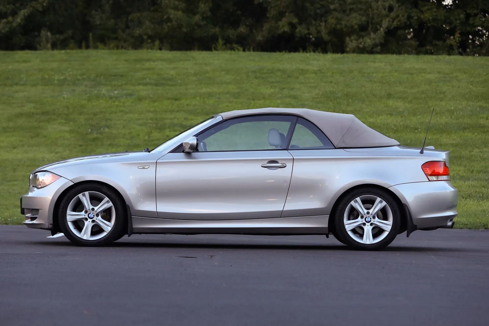 2010 BMW 1 Series 128i Convertible 2D — photo 18 of 48